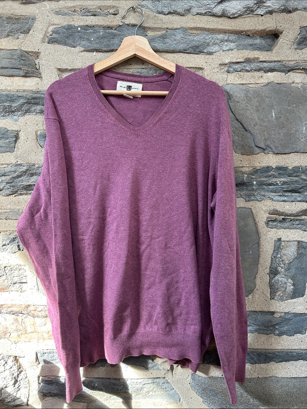 Black Brown 1826 Men's V-Neck Sweater in Mauve, only signs of wear are on tag